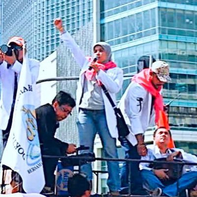 Mau kasih tahu aja,

Bahwa mobil komando yg dipakai adik-adik mahasiswa aksi #IndonesiaGelap hari ini, adalah mobil yg sama dgn mobil komando yg saya pakai di Ava ini.

Mobil legend "Suara Rakyat" ini punya chemistry dg kami para dokter aktivis, krn sudah menjadi langganan sejak