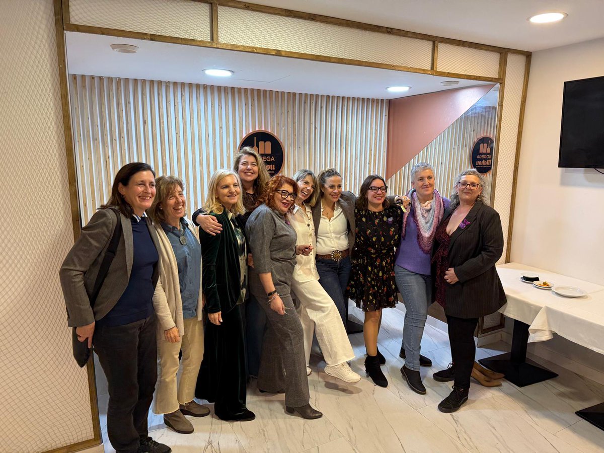 Nuestra compañera y presidenta Flor Redondo, ayer en la presentación del libro Violencia Vicaría junto a su autora Sonia Vaccaro y Teresa Peramato, Fiscal de Sala del Tribunal Supremo.

Haciendo equipo y compartiendo conocimiento y experiencias profesionales.