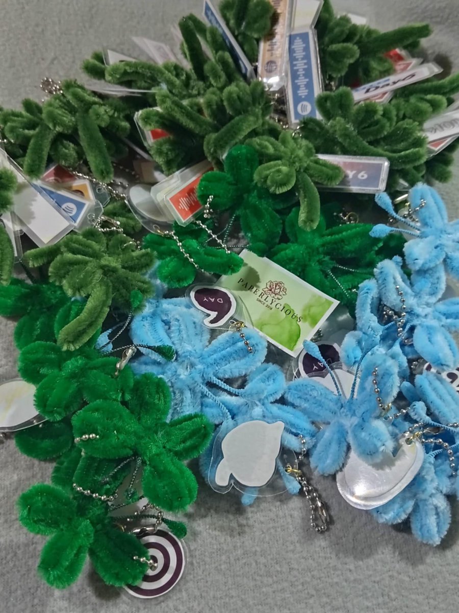 im_berryk's tweet photo. HELLOOOOOO!! See youuu later! 🍀 
Feel free to approach us po, hingi lang kayo freebies til supply lasts 🤣 

#DAY6inMNL #DAY6_3RD_WORLDTOUR_Manila #DAY6_3RD_WORLDTOUR_MNL #DAY6_3RD_WORLDTOUR #DAY6ForeverYounginManila https://t.co/V4N03Tcr24
