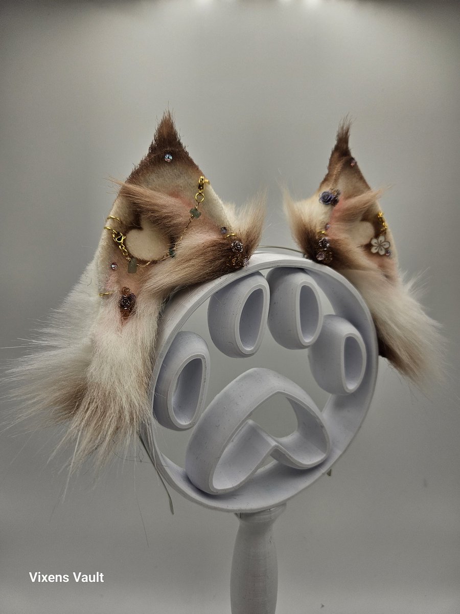 CritterGreaves's tweet photo. ✨ Coquette Lynx Kitten Ears ✨ Handcrafted, posable, and purrfectly detailed with heart stencils, Swarovski crystals, gold piercings, &amp; peridot chain. Early access in Discord &amp; Twitch now, public buy-in opens Monday! 🎂 #Petplay #KittenPlay #CustomEars #VixensVault https://t.co/vGquCb3cl8