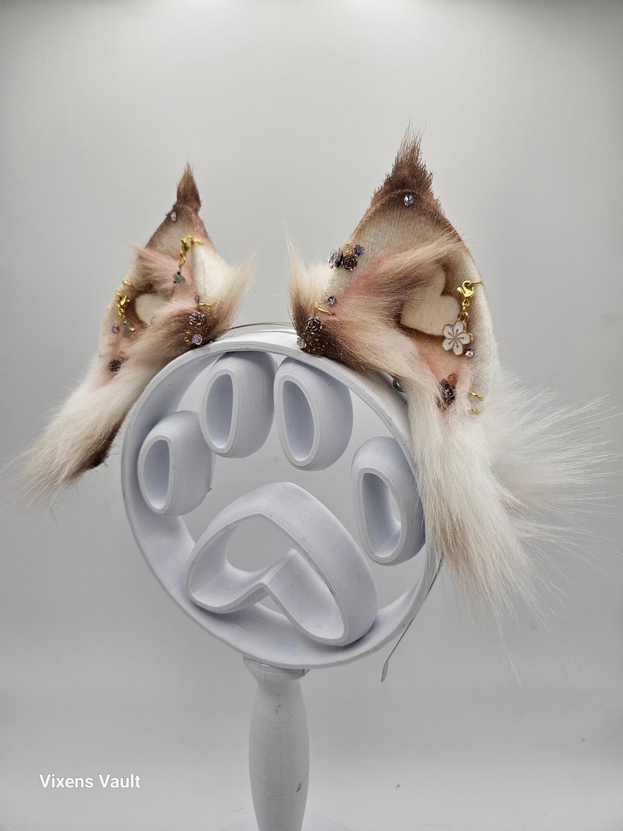 vixxensvault's tweet photo. ✨ Coquette Lynx Kitten Ears ✨ Handcrafted, posable, and purrfectly detailed with heart stencils, Swarovski crystals, gold piercings, &amp; peridot chain. Early access in Discord &amp; Twitch now, public buy-in opens Monday! 🎂 #Petplay #KittenPlay #CustomEars #VixensVault https://t.co/3eu1BB6yN7