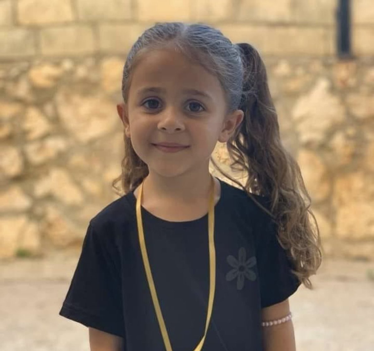Esta niña se llama Amal, pero no la conoces porque ha sido asesinada por Israel en el Líbano. Y los niños y niñas libanesas no salen en los medios de comunicación.

Como ella hay 18.000 más en Gaza.
