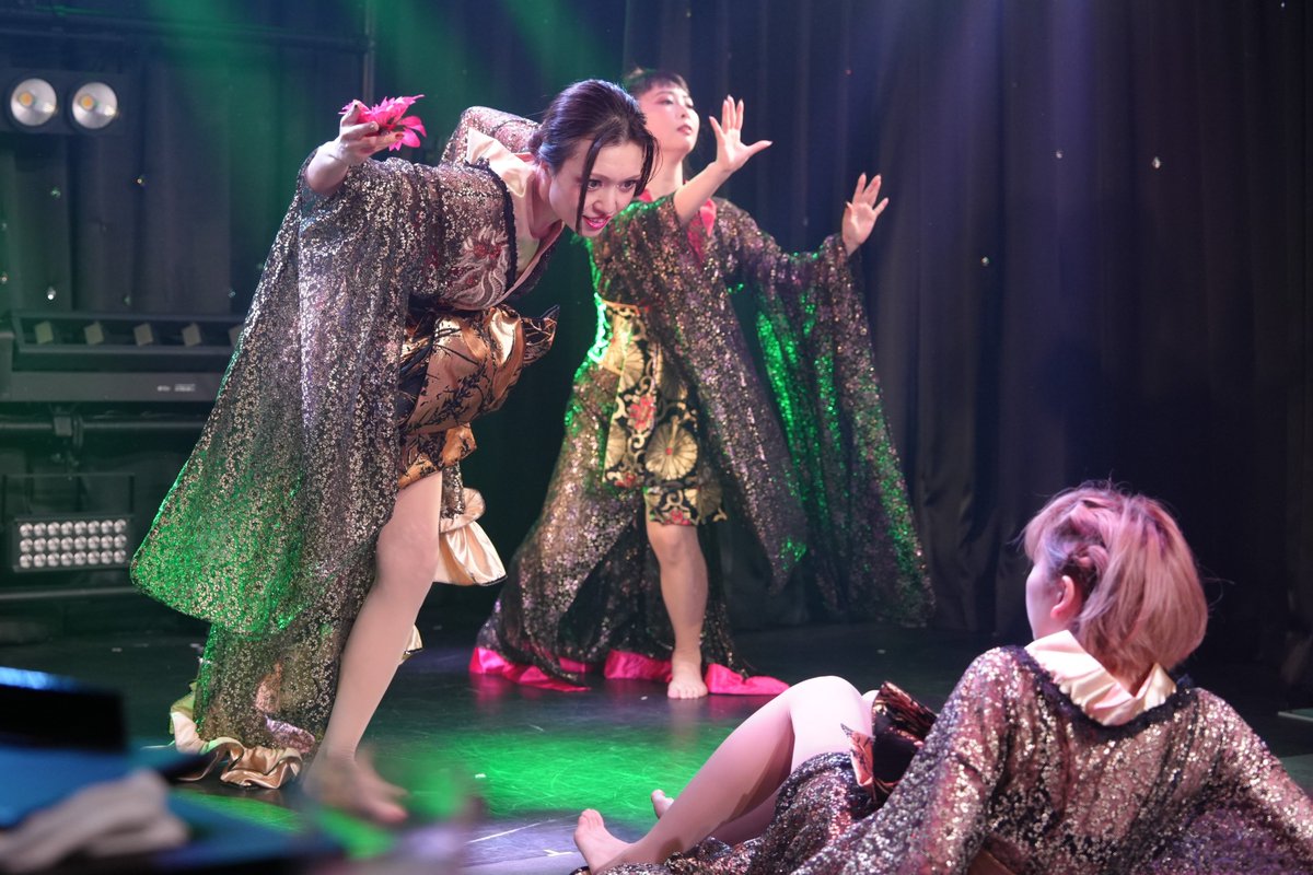 bonbandbass's tweet photo. 何気に綾乃さんのROUGE以外の出演を観るのは久々かも!今回も色んな綾乃さんが見れましたが、後半の遊女?の演目。こういう表情が出せるところも、綾乃さんの大きな魅力かと。
#MIXUPTHEATER https://t.co/ZpQuOSdoOH