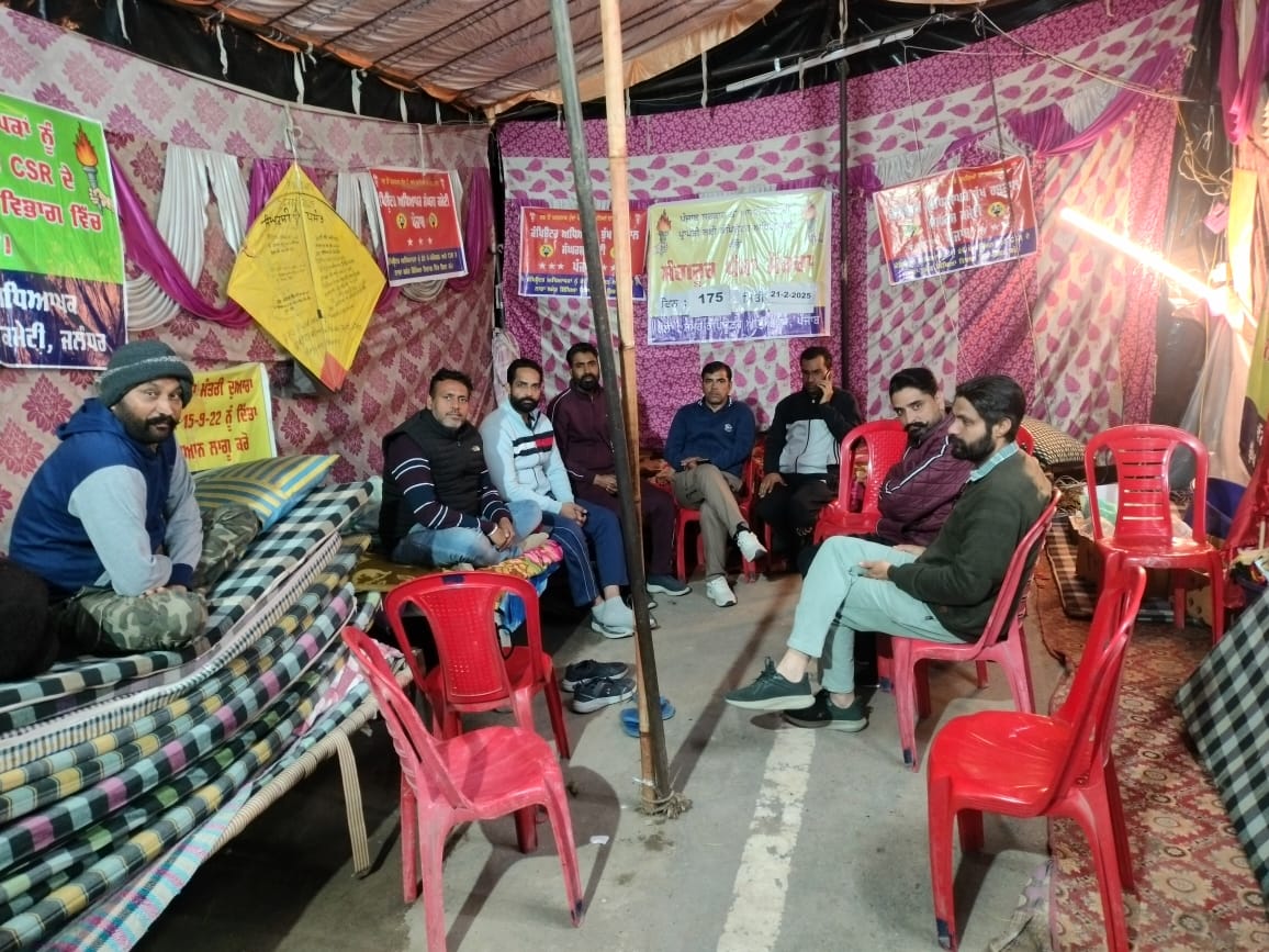 Gurpreet0531's tweet photo. मुख्य मंत्री भगवंत मान के अपने शहर संगरूर में कंप्यूटर अध्यापकों के सड़क किनारे लगे धरने के 175 वें दिन ब्लॉक लहरा और मूनक के कंप्यूटर अध्यापक रात को अपने अधिकारों के लिए सरकार तक अपनी मांग भेजने के लिए अपनी ड्यूटी निभा रहे है। 
@LokInsaafParty
@Saurabh_MLAgk @aapkerala
@jaskiratMann_
@AamADmiParty_US
@aap_Parody
@AAP__UK
@DrRajes30301212
@humanrightsind
@IHRNRights
@HRDF_INDIA
@HumanrightsAsso
@IamSwarnTehna
@SandhuKanwar
@Ubhicanada
@PrimeAsiaTV
 @HumanrightsAsso
@IamSwarnTehna 
@news24tvchannel 
@ZeePunjabHH @ptcnews @0Ramrajverma @kisanektamorcha @PargatSOfficial @bsmajithia @INCPunjab @INCDelhi @BJP4Delhi @BJP4Punjab @Akali_Dal_  @BBCIndia @AmarUjalaNews @JagranNews @DainikBhaskar  
@JagbaniOnline @dailyajitnews @AAPPunjab @BhagwantMann @harjotbains 
@HarpalCheemaMLA @PunjabNewsDaily @PunjabNewsWatch @Punjabnewstime
@aroraamansunam
@mlasherykalsi
@mssirsa