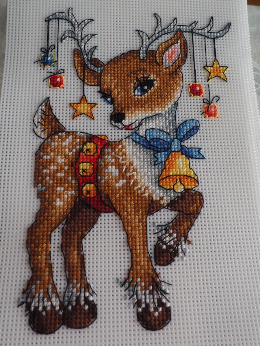 Un peu de broderie, commencée il y a des années et finie hier au soir....
J'avais besoin de me vider la tête 
J'ai le cœur en charpie, la nausée, j'essaie de ne pas me laisser envahir par la haine mais ça devient quasi impossible...