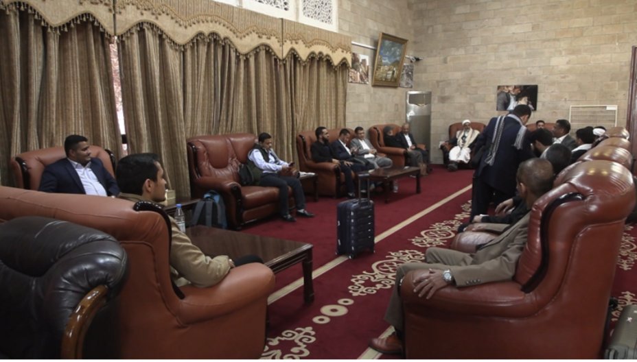 🧵1. For years, #IRGC-backed #Houthis lobbied to reopen Sanaa airport under the banner of humanitarian needs. Today, they're using it to send a high-level delegation to Beirut, for Hezbollah's Nasrallah funeral. This isn't just a condolence visit. It's a strategic statement: