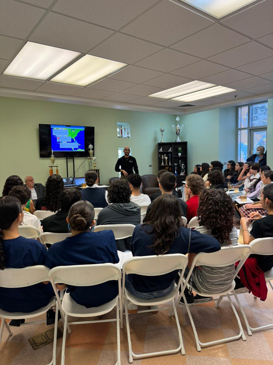 Wuakatela's tweet image. There is nothing like going home and serving as a mentor to the communities that supported me to be where I am today. I had the fantastic opportunity to give a seminar about my journey to @uclachem at my middle/high school @cimatec and the University of Puerto Rico. @uprcayey