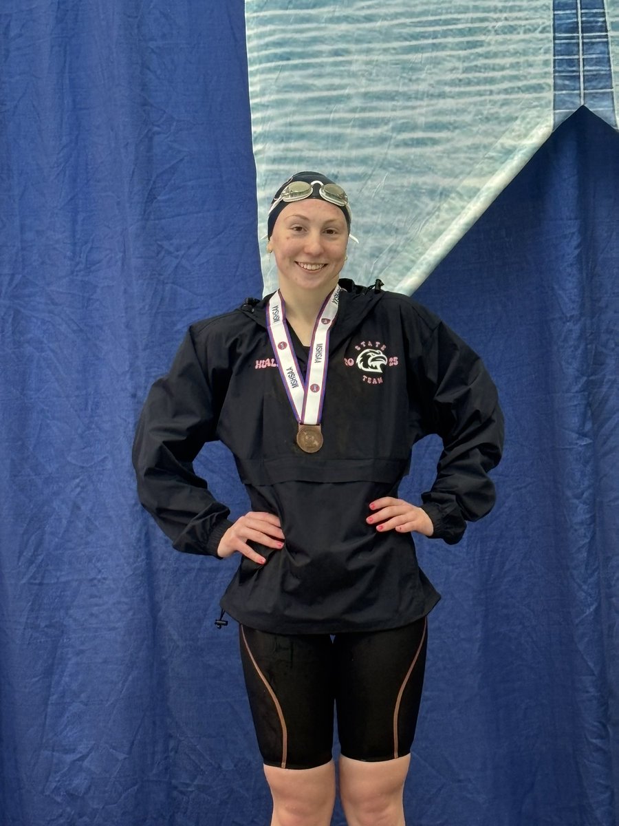 Adrianna Hudnall takes 5th in the 200 Free with a time of 1:54.42. Great job Adrianna!!