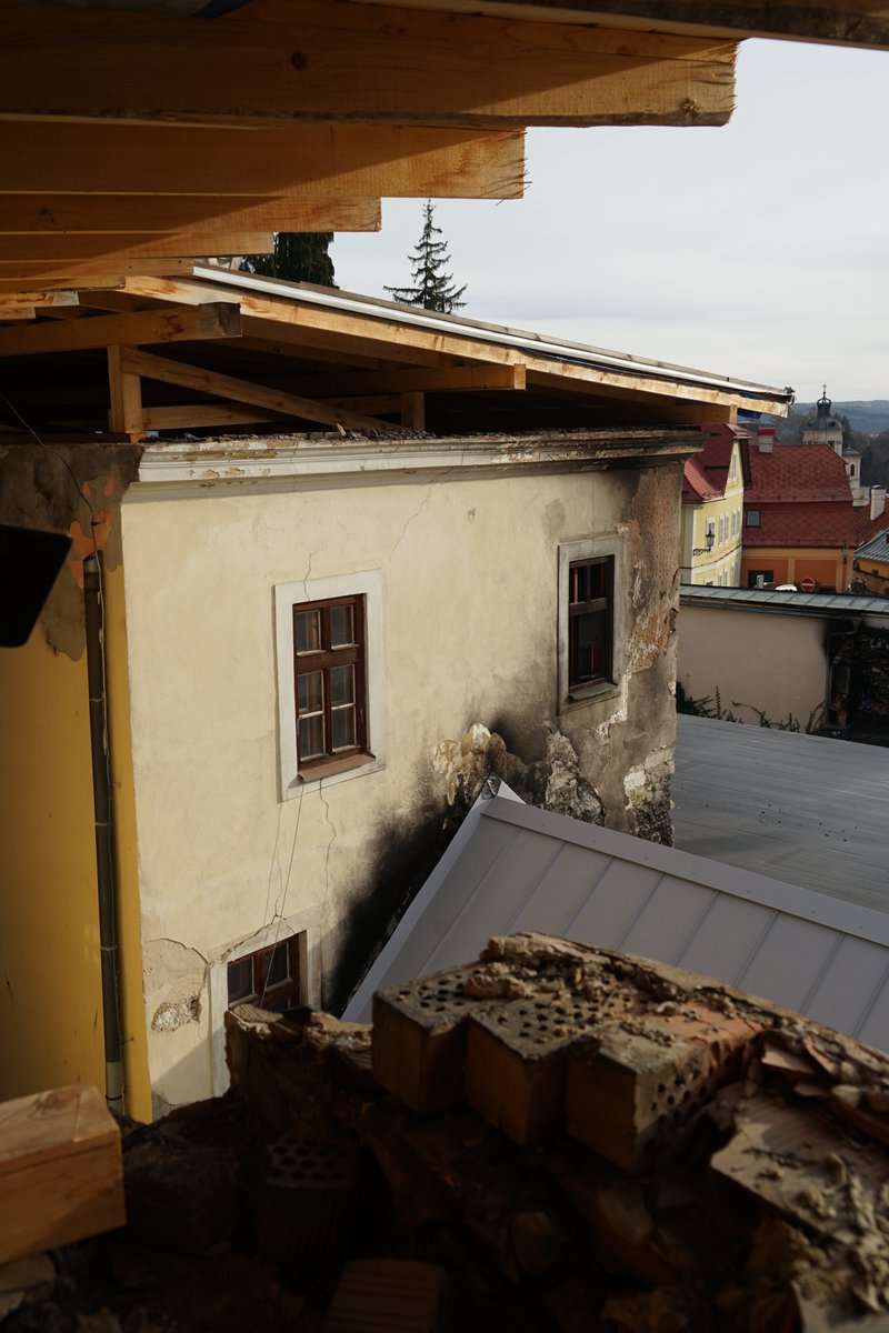 obnova's tweet photo. 🧱 Denník obnovy strechy SZITNYAYOVSKÉHO DOMU (ZUŠ) KROV_N°_MMXXV #02: Začínajú prípravy na zhotovenie nového krovu. Konsolidujeme korunnú rímsu, ktorá bola požiarom zdevastovaná. 🧱 Sledujte náš seriál #KROV_No_MMXXV! #obnova #banskastiavnica #SZITNYAYOVSKÝ_DOM https://t.co/8eGD3Rmu8q
