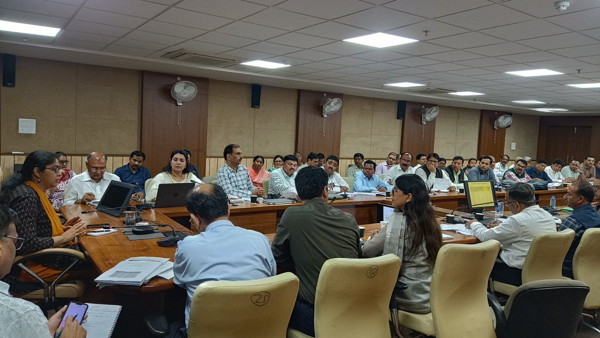 srlm_mp's tweet photo. #SHGMP #MPSRLM #ReviewMeeting 
राज्य कार्यालय में आज 21.02.25 को समस्त जिलों की प्रगति की समीक्षा बैठक का आयोजन CEO SRLM श्रीमती हर्षिका की अध्यक्षता में किया गया.
@CMMadhyaPradesh @ChouhanShivraj @JansamparkMP @minprdd @MoRD_GoI  @DAY_NRLM @mopr_goi https://t.co/vrEFE0zd93