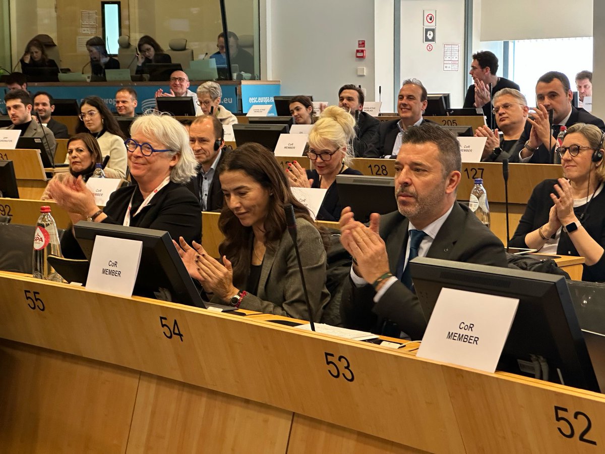 Extremadura Acción Exterior (@exteriorext) on Twitter photo 🇪🇺El director de <a href="/exteriorEXT/">Extremadura Acción Exterior</a>, <a href="/PabloHurtadoExt/">Pablo Hurtado</a>, ha participado hoy en la constitución de las comisiones de Política Económica (#ECON) y de Política de Cohesión Territorial y Presupuesto de la #UE (#COTER) en el Comité Europeo de las Regiones <a href="/EU_CoR/">European Committee of the Regions</a> #Bruselas #UE 🇪🇺El director de <a href="/exteriorEXT/">Extremadura Acción Exterior</a>, <a href="/PabloHurtadoExt/">Pablo Hurtado</a>, ha participado hoy en la constitución de las comisiones de Política Económica (#ECON) y de Política de Cohesión Territorial y Presupuesto de la #UE (#COTER) en el Comité Europeo de las Regiones <a href="/EU_CoR/">European Committee of the Regions</a> #Bruselas #UE