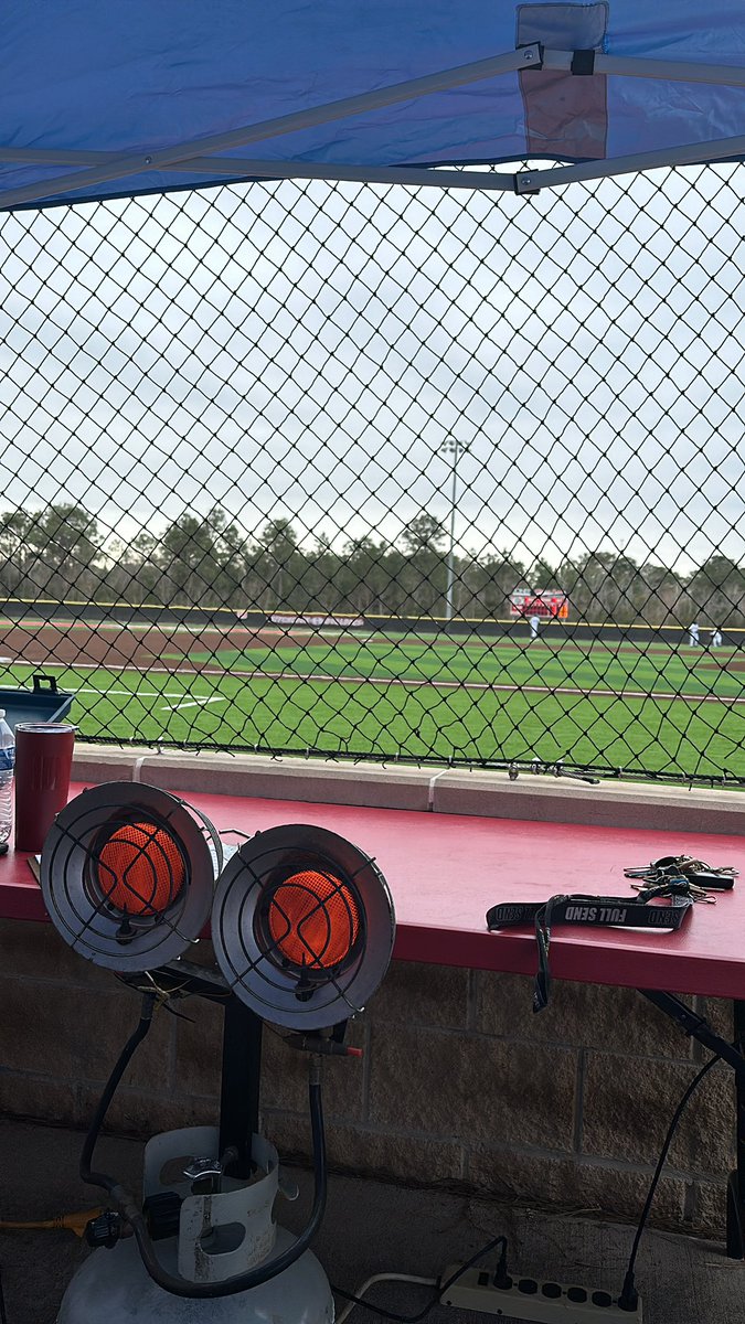 Day 2 of the Bulldog Bash. The Dawgs take the field at 3pm against Palacios and 5pm against Danbury. It’s a crisp 34° but someone has to do it! #compete <a href="/CoachG_Gtz/">Geno Gutierrez</a> <a href="/HHSstrength/">Hitchcock Strength</a> <a href="/Stretchright/">Craig Smith</a> <a href="/davidreynav/">davidreynav</a>