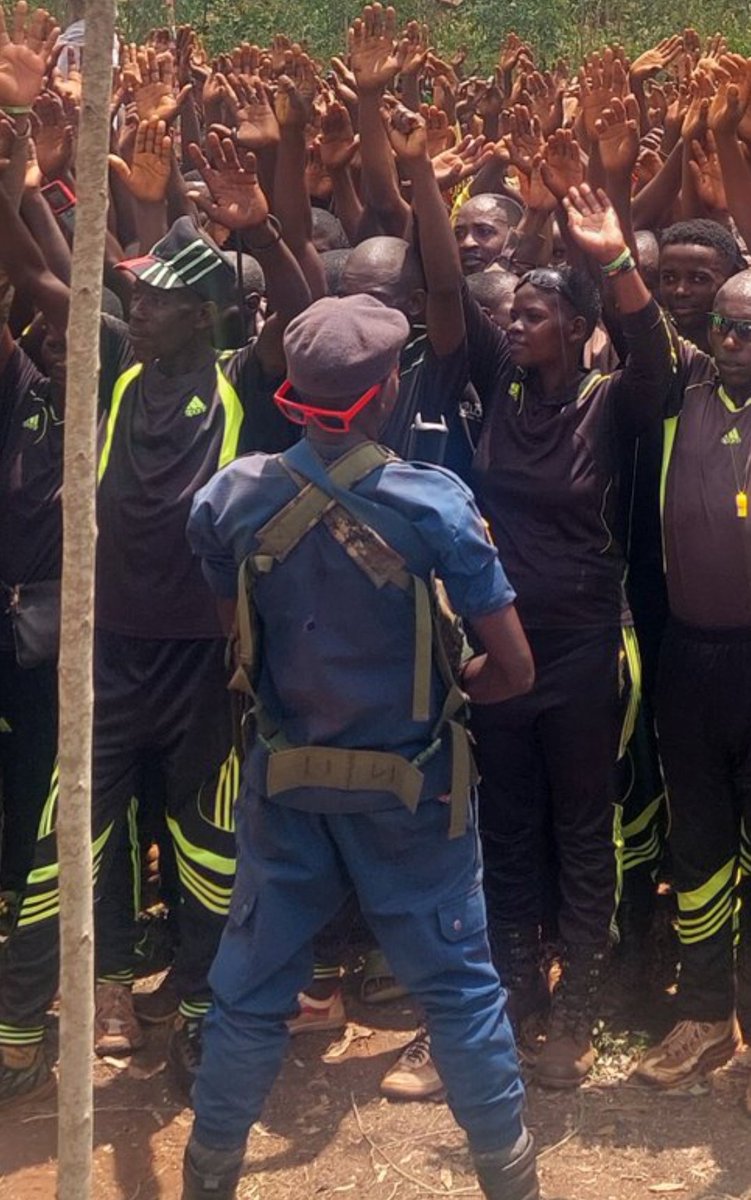 joe_philbert_ka's tweet image. Mu ntara ya #Muyinga muri komine #Gasorwe,harabaye inama ejo haheze,inama yatumiwemwo imbonerakure,abatwara igisirikare n'igipolisi muriyo nama,inyuma yayo habaye iyindi nama y'akanywababu ivyavugiwemwo ntavyo ndaronka ico bikoze yari inama idasanzwe,ivuga ku mutekano