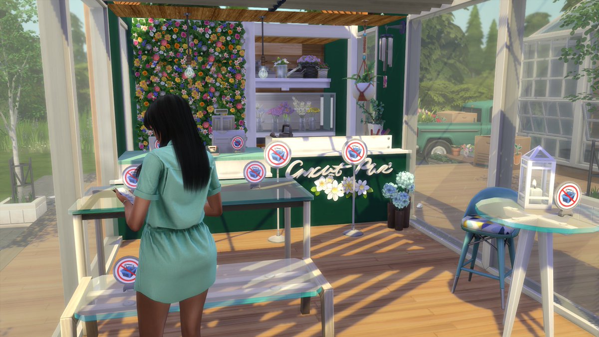 IsraSimlish's tweet photo. La floristería no va mal, hoy hemos ganado 4K. Podemos tener el resto del finde semana libre #Sims4 #LosSims #TheSims #SimsEs https://t.co/rdZUQadgt0