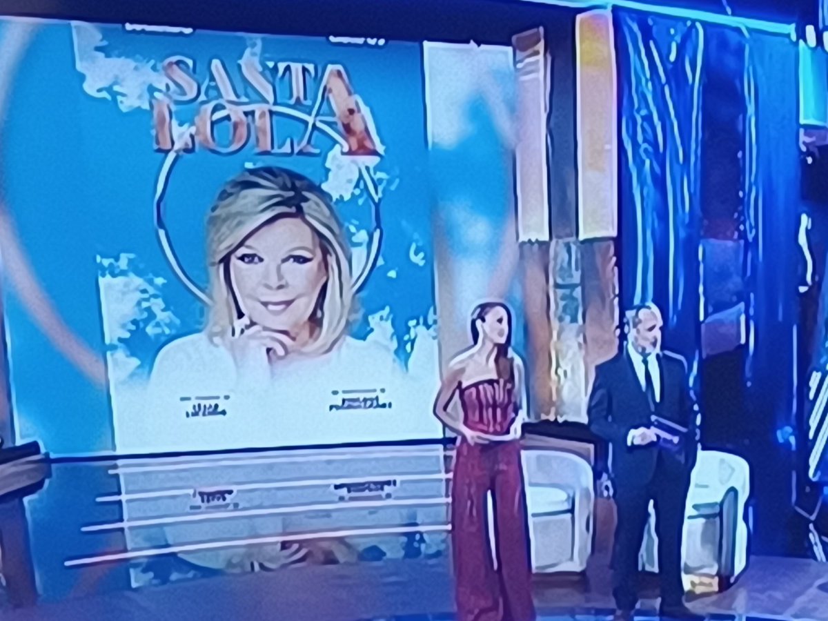 Santa Lola???  Terelu los tiene bien puestos. Bien por ella si se atreve a subirse a las tablas de un teatro porque debe ser bastante difícil.
#DeViernes