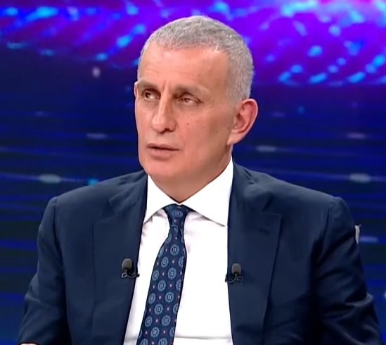 PankartSokagi's tweet photo. TFF Başkanı Hacıosmanoğlu:

Kayserispor - Konyaspor maçında yabancı VAR hakemi, teknik elemana ofsayt çizgisinin hücum oyuncusundan çizilmesini 2 kere söylemesine rağmen ofsayt çizgisini Kayserisporlu savunma oyuncusundan çiziyor. Pozisyonda ofsayt yoktu.. https://t.co/J3pR78A9SW