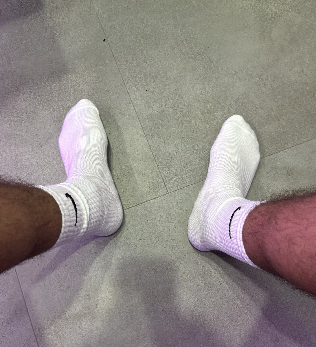 Alpha_Azad's tweet photo. Euer Alpha grad vom Gym 💪🏾
Repost wenn du williger Köter an meinen verschwitzen Socken sniffen willst !
Wer meine getragenen Socken kaufen will jz in meine Dms 

#cashmaster #geldsklave #zahlsklave #getragenesocken #socken #feets #socks #alpha #füße https://t.co/3J0E5UgA0m