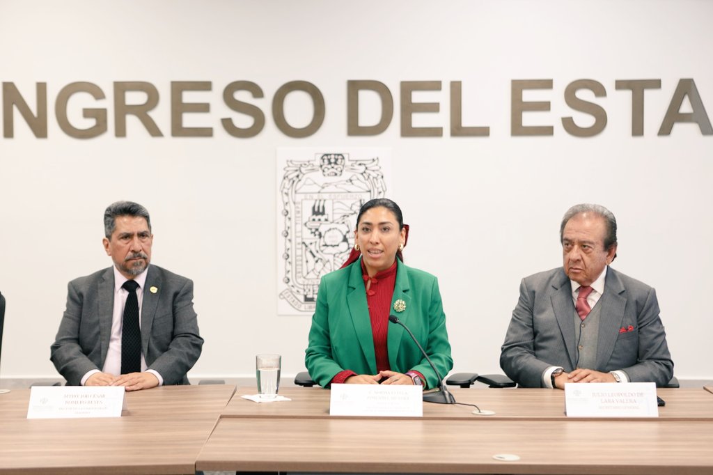 NormaPimentelMx's tweet photo. #AlianzaHistórica🫱🏼‍🫲🏽 Este Viernes en las instalaciones del @CongresoPue, recibimos al rector de la @umadpuebla el Mtro. César Job Romero y al Vicerrector de vinculación Jesús Alain Serrano, para la firma del Convenio Institucional con el que jóvenes estudiantes tendrán la oportunidad de desarrollarse en el ámbito del poder legislativo, y al mismo tiempo impulsar actividades para fortalecer lazos institucionales. Agradezco a mi amigo y líder de partido @natale_jimmy y a nuestro Secretario General @polodelara  por participar en este importante acto. #FamiliaVerde🍃 #NormaPimentel💚