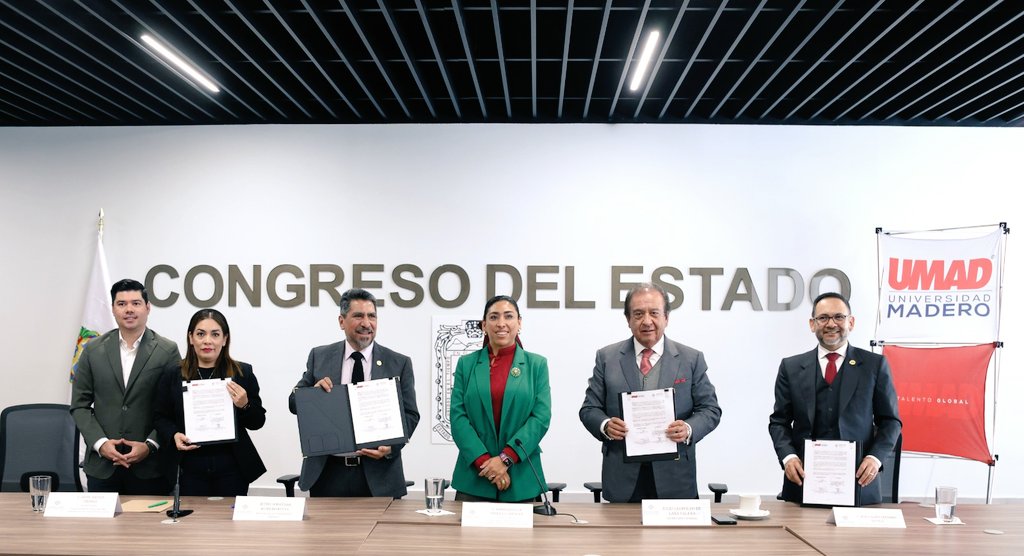 NormaPimentelMx's tweet photo. #AlianzaHistórica🫱🏼‍🫲🏽 Este Viernes en las instalaciones del @CongresoPue, recibimos al rector de la @umadpuebla el Mtro. César Job Romero y al Vicerrector de vinculación Jesús Alain Serrano, para la firma del Convenio Institucional con el que jóvenes estudiantes tendrán la oportunidad de desarrollarse en el ámbito del poder legislativo, y al mismo tiempo impulsar actividades para fortalecer lazos institucionales. Agradezco a mi amigo y líder de partido @natale_jimmy y a nuestro Secretario General @polodelara  por participar en este importante acto. #FamiliaVerde🍃 #NormaPimentel💚