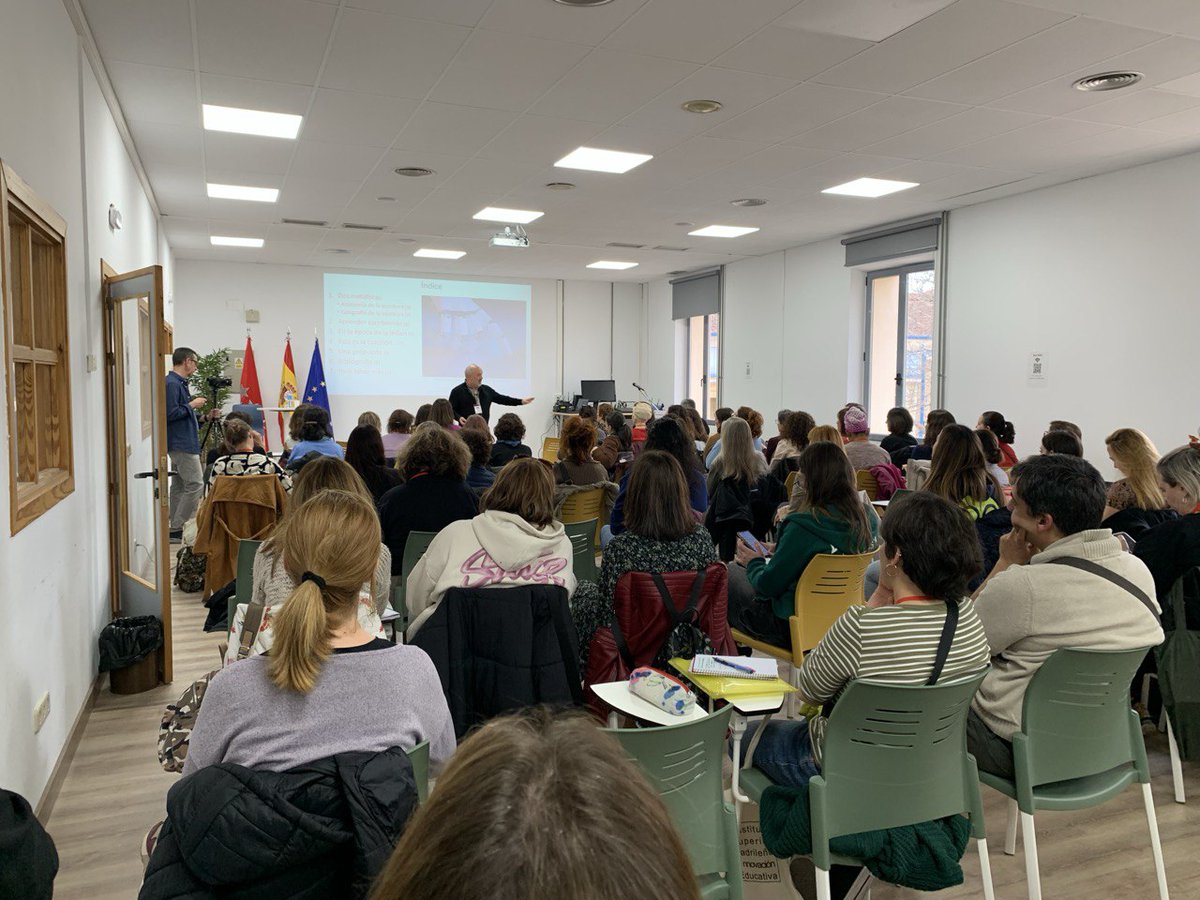 Hemos tenido coloquio con Raúl Galache <a href="/RaulGalache/">Raúl Galache</a>, profesor de Secundaria, escritos de cuentos reconocidos en varios certámenes literarios, novelas y ensayos.
Ha sentido el cariño de todo el auditorio
#IF_CMadrid #ISMIE #CongresoEscritura