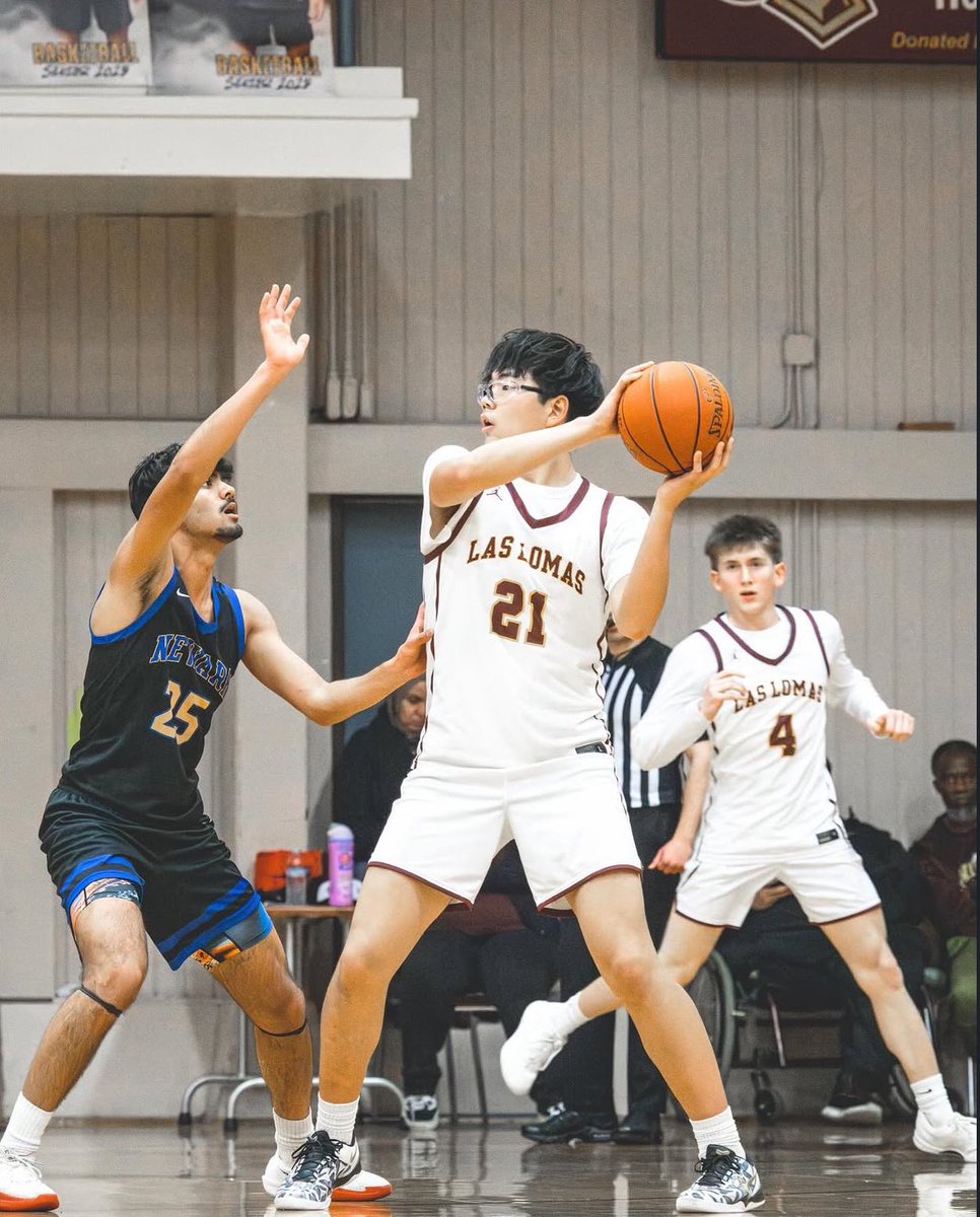 terrence_theman's tweet photo. 2 of my all time favorite Knights in one photo. Brooks Yama, a true hustle guy, plays the game the right way, quicker than he is fast, real gritty, would let him date my daughter. Ethan Ahn, The Korean Killer. The team glue. The Asian Jokic. The fan favorite. #unsungheroes https://t.co/NWNf9QfAnu