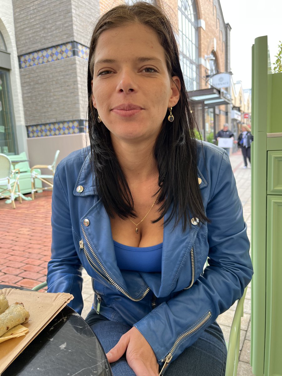 Ich bin Krankenschwester, Alice Weidel ist Politikerin! Meinen Beruf kann man weitestgehend erlernen, ihren nicht, man muss dieses "Politiker-Gen haben, welches, außerhalb der AfD, fast allen Politikern fehlt! Aber beide arbeiten wir für Deutschland! Macht alle mit! Seid laut!