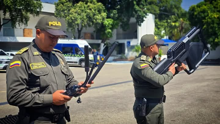 PoliciaCucuta's tweet photo. #Innovación |🚔👮🏻‍♂️Implementamos dispositivos especializados para bloquear drones utilizados con fines ilícicos, reforzando la seguridad en zonas estratégicas y fortaleciendo nuestras operaciones.👊🏻🫡

#CúcutaTerritorioSeguro https://t.co/ZPHoTinO5N