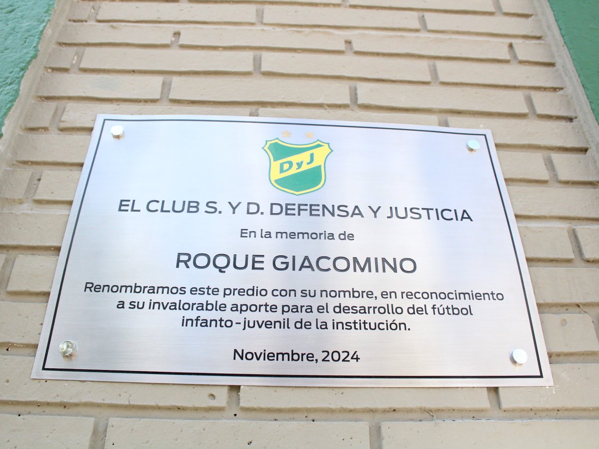 ClubDefensayJus's tweet photo. Hoy se realizó un merecido homenaje a Roque Giacomino, oficializando el cambio de nombre del predio de La Capilla.

El evento contó con la presencia de su familia, quien estuvo acompañada por miembros de la Comisión Directiva, jugadores y cuerpos técnicos tanto del plantel profesional como de las divisiones inferiores.

En representación de los juveniles, Maicol Giudice dedicó algunas palabras al formador y plantó un olivo en su memoria. 

¡Gracias por tanto, Roque! 💚💛💚