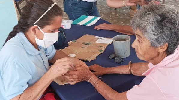 ETECSA_Cuba's tweet photo. Trabajadores nuestros en Mayabeque en un gesto de amor ❤️, sensibilidad 😍 y compromiso 🫂con la comunidad, visitaron el Hogar de Ancianos 👵👴🏻 Juan Vitalio Acuña, en San José de Las Lajas.
Llevaron alegría 🥳, compañía 🥰 y servicios a esos abuelos. 
#EtecsaConCuba 🇨🇺 https://t.co/imzJVLoJtl