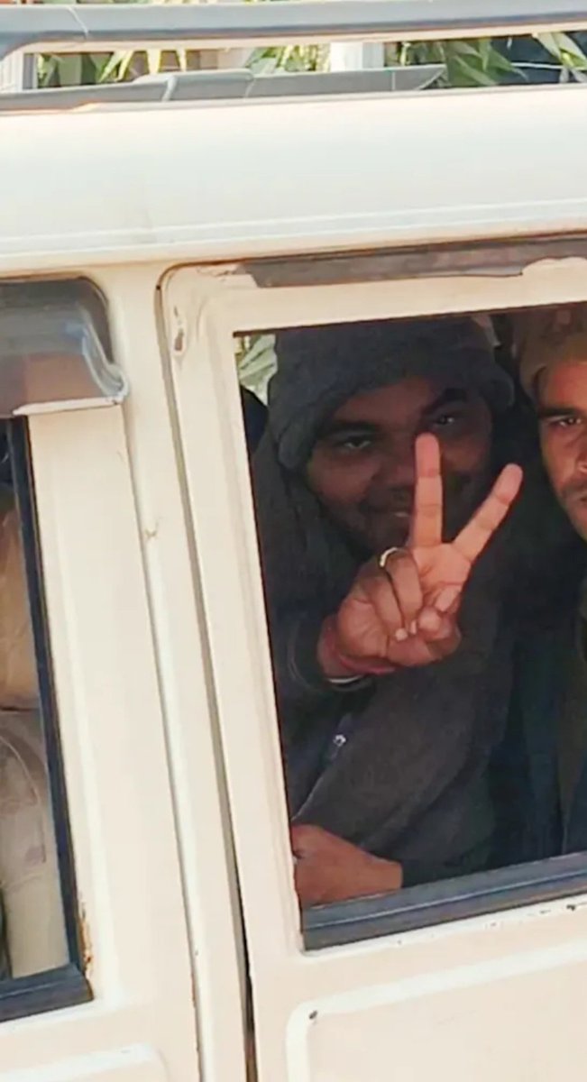 RajatpandeyJF's tweet image. #bpscstudentsprotest की एक तस्वीर ये भी है. ये रमांशु मिश्रा हैं. पेशे से शिक्षक. छात्रों के समर्थन में ये भी प्रोटेस्ट कर रहे थे. 30 जनवरी को गिरफ़्तारी हुई. जेल गए. 2 दिन पहले इन्हें कुछ शर्तो के साथ बेल मिली. अब प्रोटेस्ट किस ओर जाएगा ये देखना होगा.
#BPSC #bpscprotest