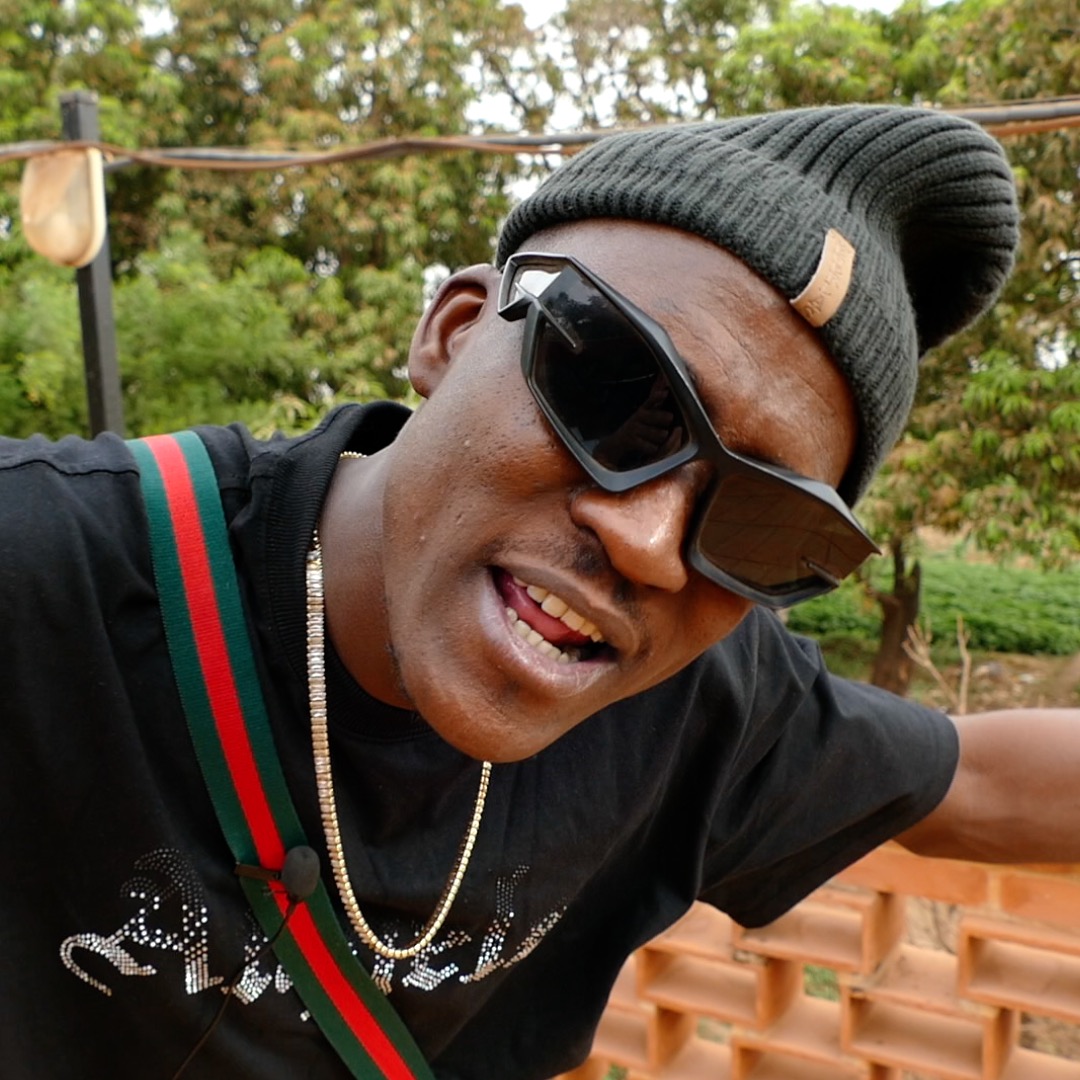 bbcgahuza's tweet photo. 🎸 Warakunze ‘ #Rounda ’ ya #Amzi?
🎥 Mu kiganiro “ #This_is_Africa ”, umuririmvyi wa #Rap, #Afrobeat,…w'i #Burkina_faso, avuga ko indoto ari uko ‘#Amapiano ’ yoba akaranga k’umuziki ny’ #Africa muri rusangi.
👁️Raba video ya #BBCNewsGahuza: https://t.co/GGzobJQw9v https://t.co/pkIH8R9blb