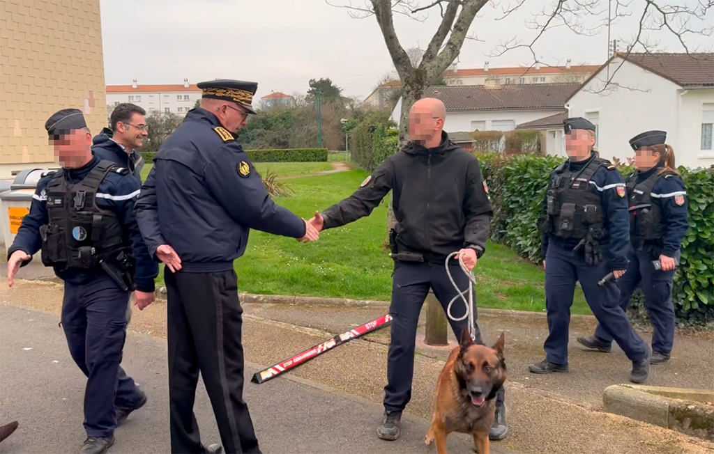 [21/02] Lutte contre la délinquance du quotidien en Vendée #SécuritéDuQuotidien #PADRSQ | Gérard Gavory, <a href="/PrefetVendee/">Préfet de la Vendée 🇫🇷</a> est cet après-midi avec Ludovic Hocbon, maire de la <a href="/VilleFontenay/">Fontenay le Comte</a>, aux côtés des effectifs de la <a href="/Gendarmerie/">Gendarmerie nationale</a> de la Vendée pour une opération de terrain dans le