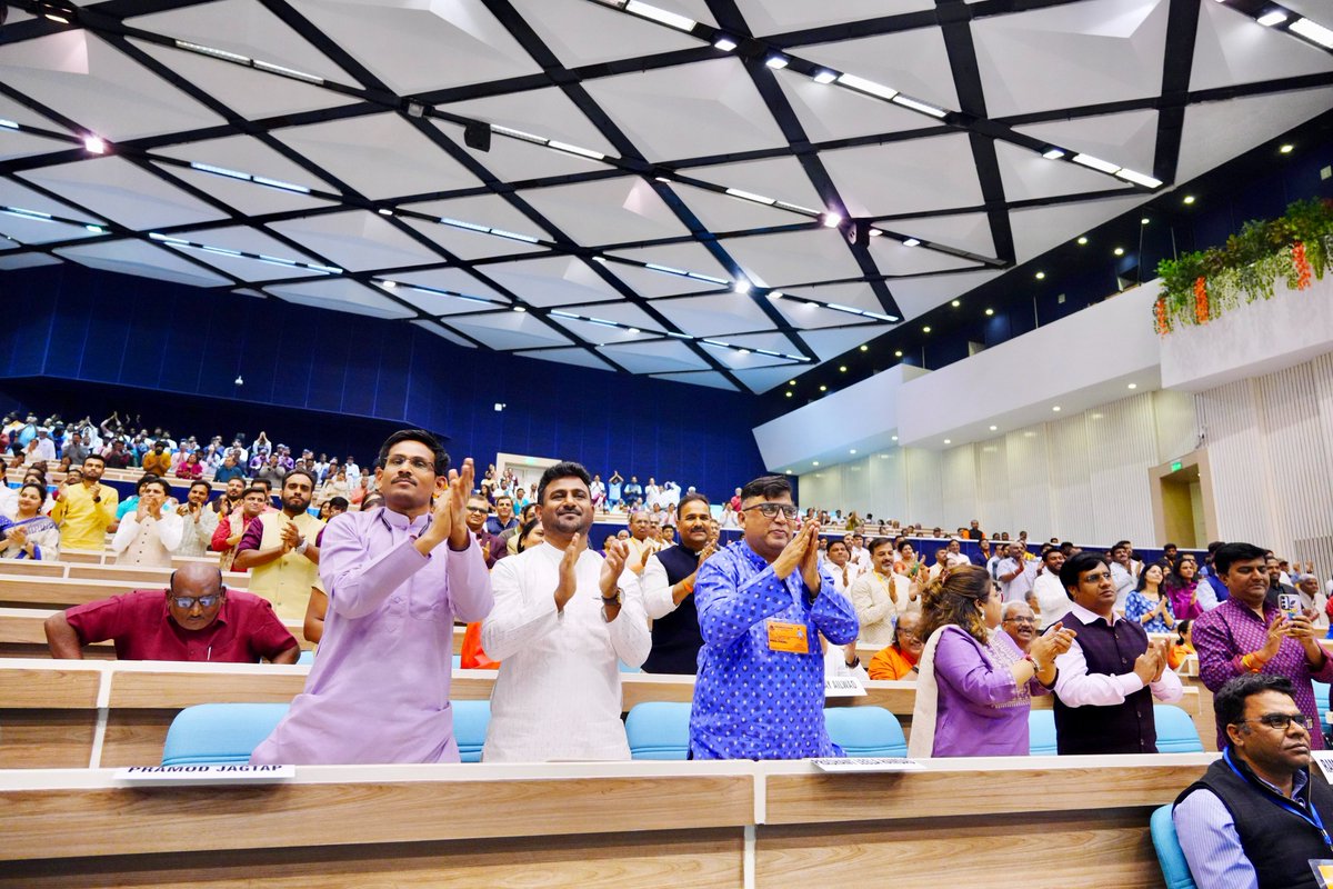 'मराठी माणूस आपल्या विचारांनी पुन्हा दिल्ली जिंकणार'
'आगामी शंभरावे संमेलन भव्यदिव्य स्वरूपात साजरे करणार'

पंतप्रधान नरेंद्र मोदी यांच्या हस्ते व मुख्यमंत्री देवेंद्र फडणवीस यांच्या प्रमुख उपस्थितीत विज्ञान भवन, नवी दिल्ली येथे 98व्या अखिल भारतीय मराठी साहित्य संमेलनाचे उदघाटन