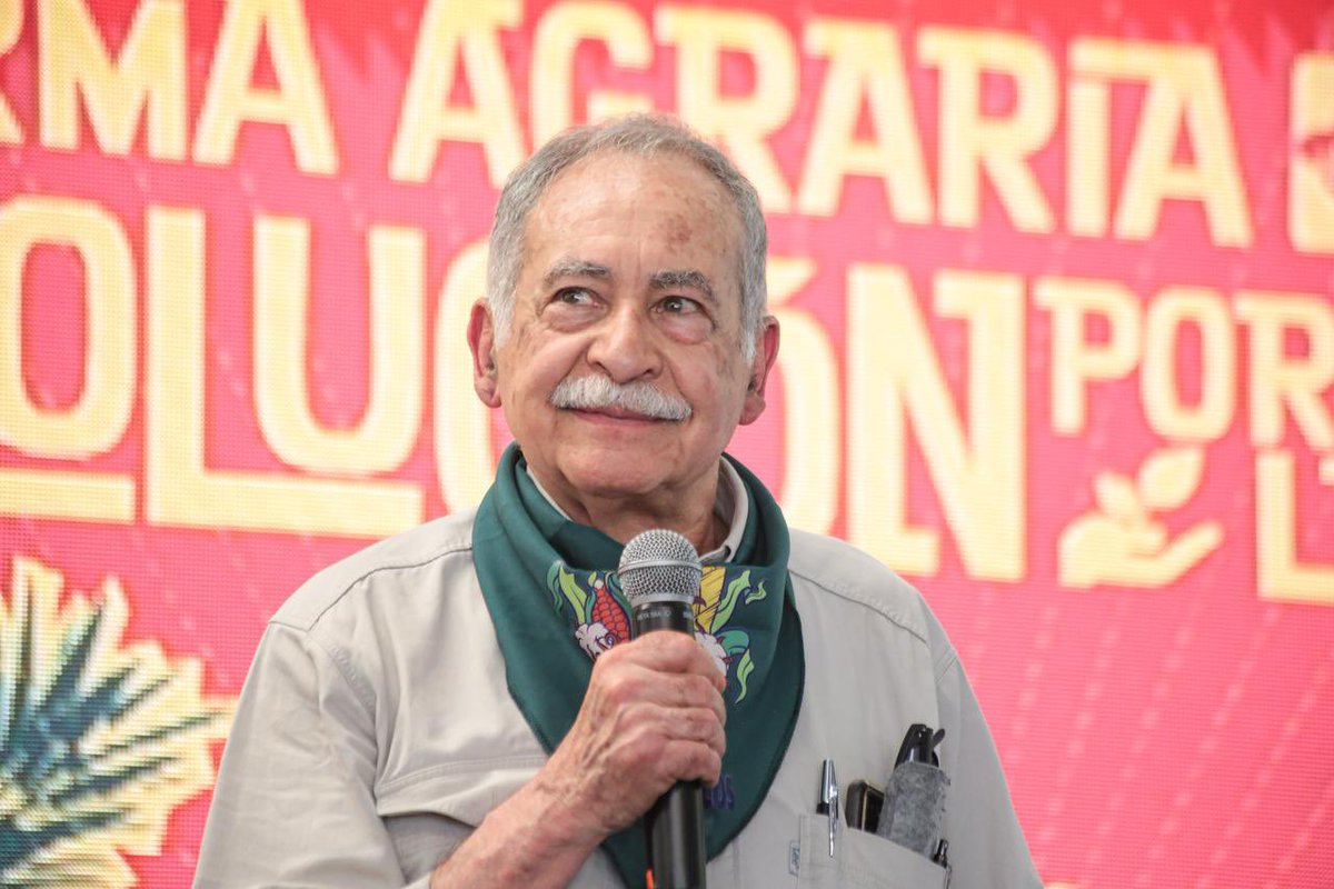 MinAgricultura's tweet image. 🧵&quot;Nuestra #ReformaAgraria 🌱📜no se va hacer en las oficinas, se va a hacer aquí, como lo están haciendo ustedes, en esos comités. Compañeras, compañeros, pa&apos; delante,✊🏽 porque atrás espanta&quot;, concluyó el profesor Darío Fajardo.