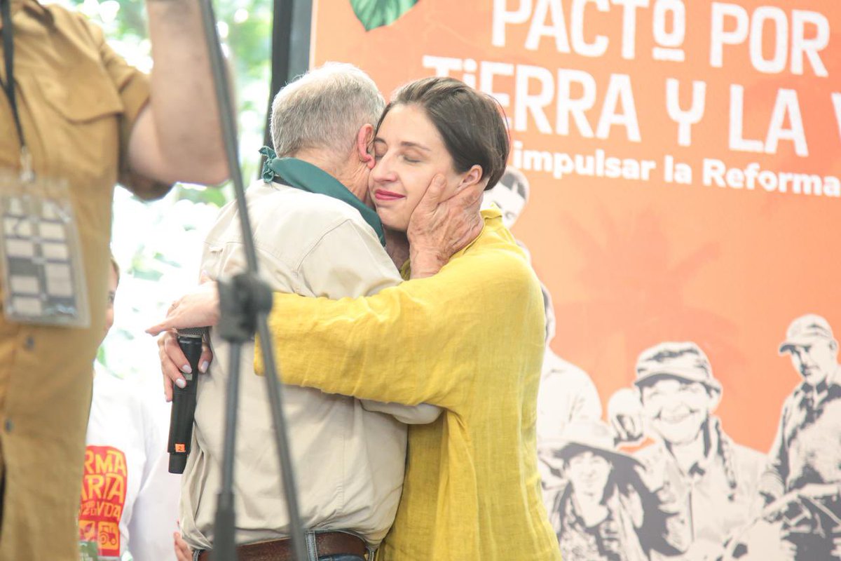 MinAgricultura's tweet image. 🧵&quot;Nuestra #ReformaAgraria 🌱📜no se va hacer en las oficinas, se va a hacer aquí, como lo están haciendo ustedes, en esos comités. Compañeras, compañeros, pa&apos; delante,✊🏽 porque atrás espanta&quot;, concluyó el profesor Darío Fajardo.