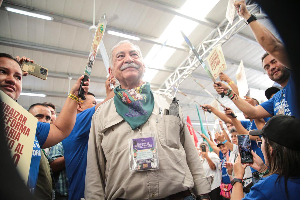 MinAgricultura's tweet image. 🧵&quot;Nuestra #ReformaAgraria 🌱📜no se va hacer en las oficinas, se va a hacer aquí, como lo están haciendo ustedes, en esos comités. Compañeras, compañeros, pa&apos; delante,✊🏽 porque atrás espanta&quot;, concluyó el profesor Darío Fajardo.