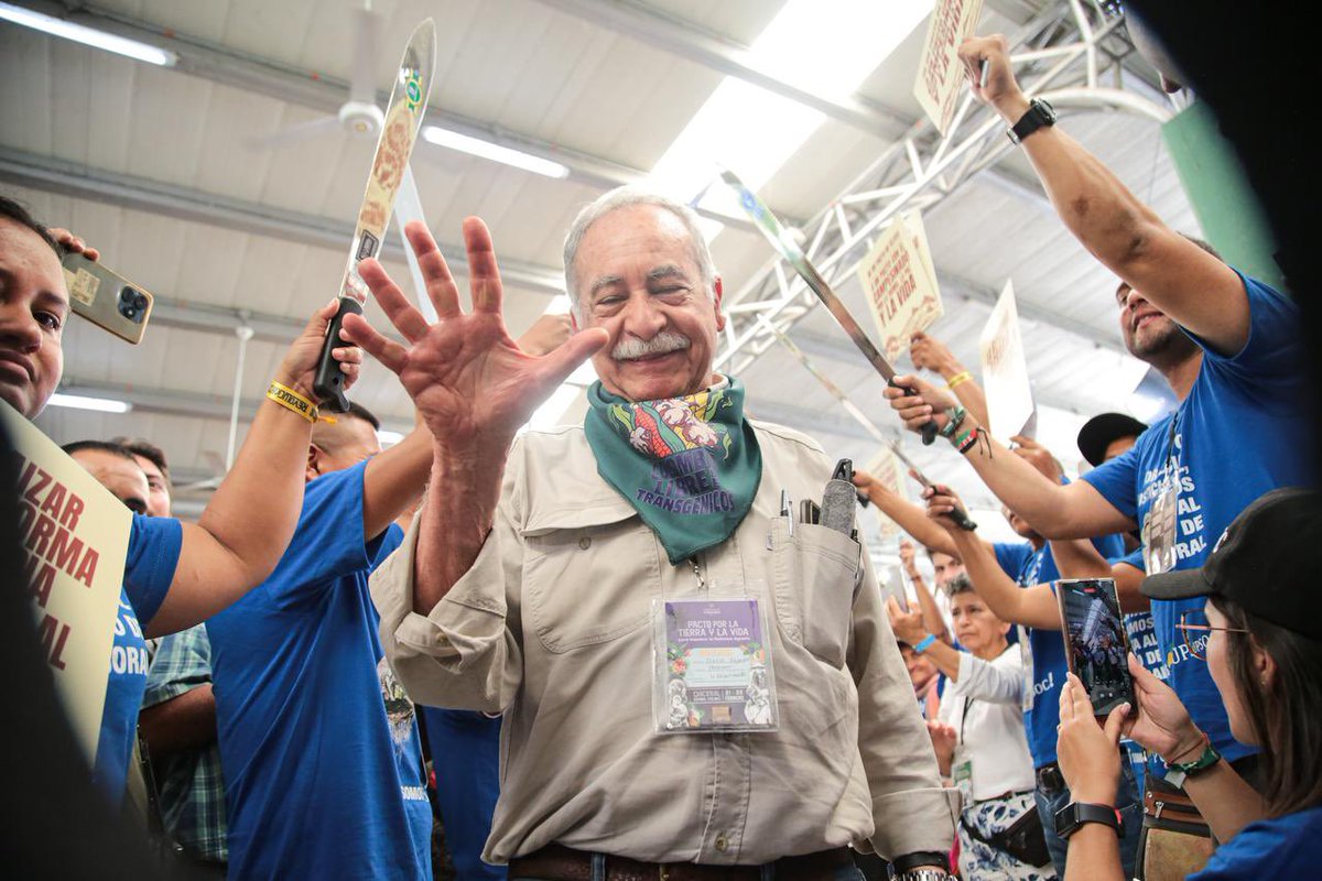 MinAgricultura's tweet image. 🧵&quot;Nuestra #ReformaAgraria 🌱📜no se va hacer en las oficinas, se va a hacer aquí, como lo están haciendo ustedes, en esos comités. Compañeras, compañeros, pa&apos; delante,✊🏽 porque atrás espanta&quot;, concluyó el profesor Darío Fajardo.