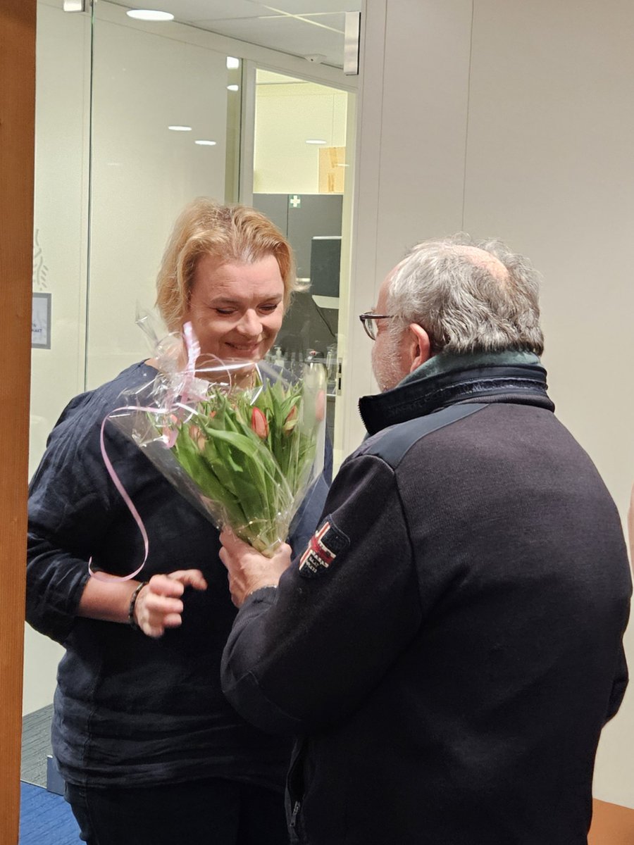 pvdabrummen's tweet photo. Janet Soer is gisteren beëdigd als PvdA-steunfractielid. We zijn blij met haar betrokkenheid en waarderen haar inzet. 🌹

#GemeenteBrummen #pvdabrummeneerbeek

Foto 1: Janet Soer wordt beëdigd door de burgemeester.
Foto 2: Janet Soer ontvangt een bos bloemen van Fred Janssen. https://t.co/E44HwghaJK