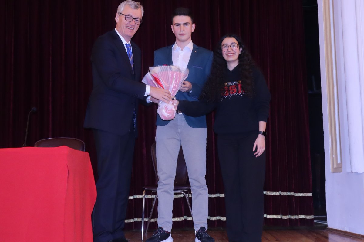 2021 Kimya Nobel Ödülü Sahibi David MacMillan Galatasaray Lisesini Ziyaret Etti.

Öğrencilerle buluşan MacMillan, bilimsel çalışmalarından, kimyaya olan tutkusundan ve Nobel sürecindeki deneyimlerinden bahsetti.

bit.ly/4gVejAp