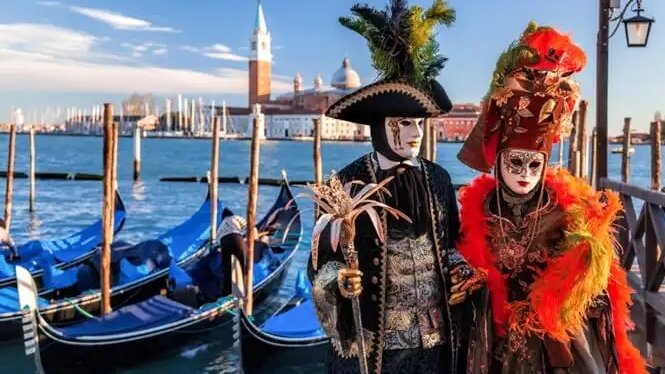 Οι Αποκριάτικες μάσκες κρύβουν τόσα τα αληθινά πρόσωπα των ανθρώπων όσο και τα πραγματικά συναισθήματα τους Οι περισσότερες είναι εύθυμες χαρούμενες χαμογελαστές Συχνά όμως πίσω από μια φανταχτερή μάσκα καλύπτεται ένα θλιμμένο πρόσωπο που προσπαθεί ξεχάσει η να ζήσει μια άλλη ζωή