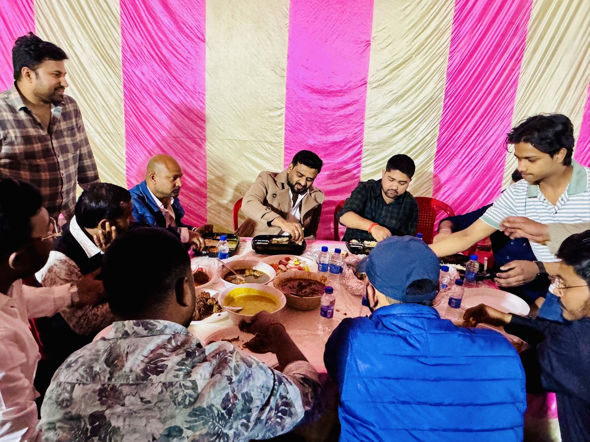 आज खलीलाबाद में प्रिय मित्र आसिफ खान के छोटे भाई #हामिद_खान के सगाई समारोह में सम्मिलित हुआ एवं अपनी शुभकामनाएं प्रेषित की।