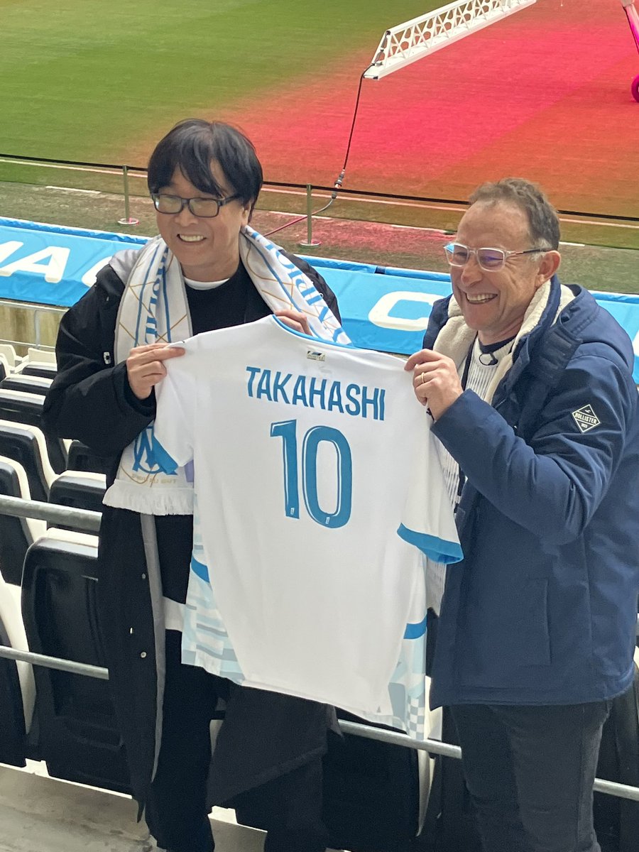 Deux légendes au Stade Vélodrome : Jean-Pierre Papin et le "papa" d'Olive et Tom, le mangaka Yoichi Takahashi. 
Ça a causé retourné acrobatique et papinade ! #OM