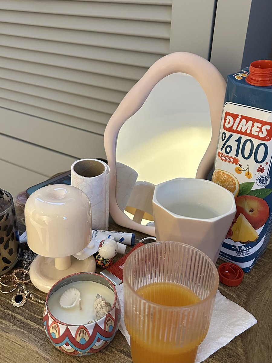 Yatağın yanındaki komidinin yoğunluğu