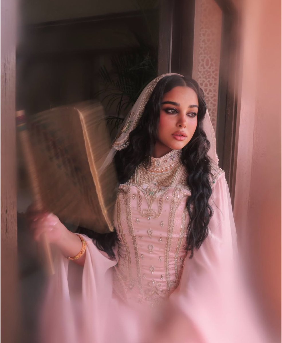 mktblogger's tweet photo. مثل كل سنه وعد التركي تبهرنا في لوك #يوم_التاسيس ✨🇸🇦

الملابس من تصميم : 
NIHAD

المجوهرات:
البقشي 

رأيكم ؟ https://t.co/UVuSSsTX41