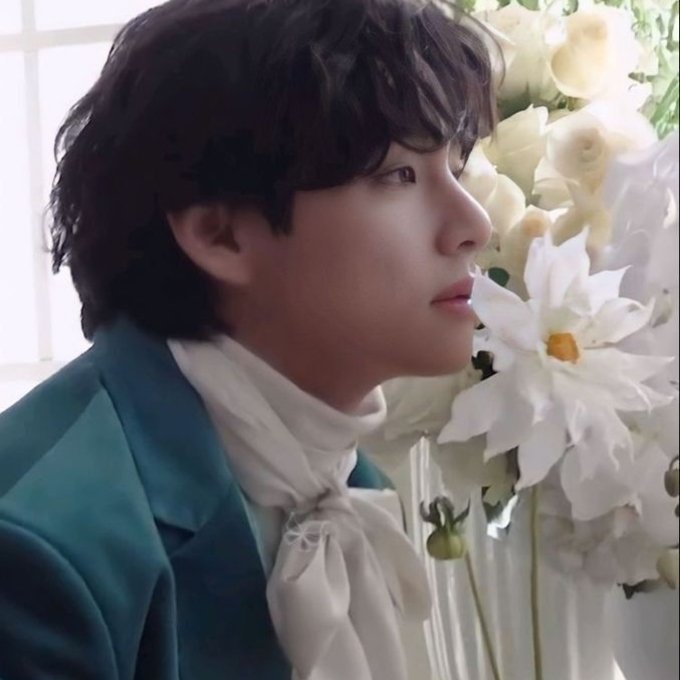 snjjkth's tweet photo. #taekook #taekookau where—

Social media gets lonely without Jeongguk so Duke Taehyung asks him to make an account, not expecting for the younger to attract everyone almost immediately. https://t.co/LF7BVGOWKt