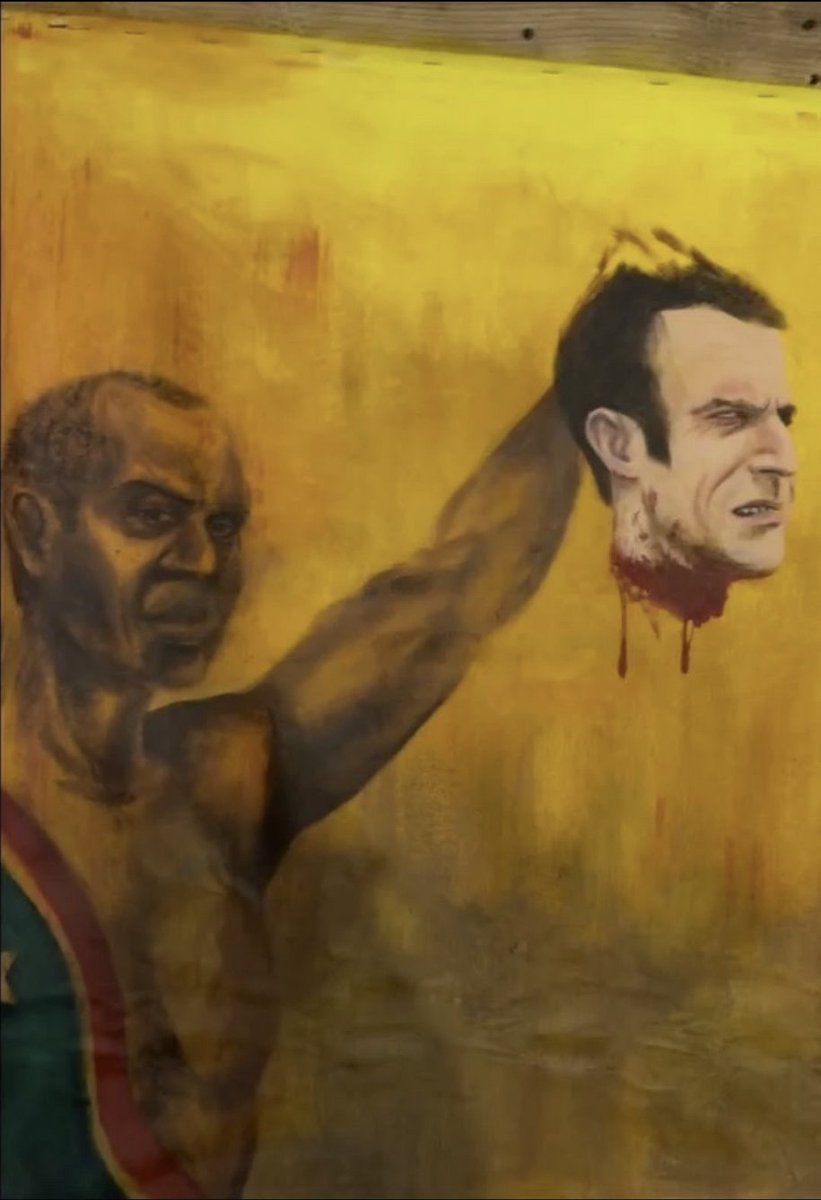 anatolium's tweet photo. J'ai été désigné pour défendre Antoine Vila, qui a exposé l'oeuvre "non lieu", contre laquelle Emmanuel Macron a porté plainte. J'aimerais vous en dire deux mots.

Cette oeuvre a été montrée aux côtés de quarante autres au cours d'un événement artistique sur la Chlordécone.

Ce produit chimique a été déversé massivement pendant cinquante ans en Guadeloupe par les descendants des esclavagistes, les békés, pour cultivé la banane.

Ce produit a empoisonné les eaux de l'île pour 700 ans, provoquant un record mondial de cancers de la prostate sur l'île. La procédure judiciaire ouverte à ce sujet a débouché sur un non-lieu après 16 ans d'enquête.

L'ensemble des travaux sur le sujet démontrent que les békés, mais aussi les services de l'Etat, savaient.

M. Macron, plutôt que de protéger les populations, avait relativisé la situation, tentant d'attribuer mensongèrement ce record de cancers aux caractéristiques génétiques de la population de l'île. 

Difficile de faire plus gênant, et en même temps, plus révélateur du fond de la pensée de cet homme.

Il faut imaginer la violence que cela représente pour les habitants de l'île.

Il faut imaginer comment le fait que le Président de la République, plutôt que de faire amende honorable, décide de porter plainte personnellement contre ceux qui ont décidé de dénoncer ce scandale, peut être ressenti.

Il faut imaginer ce que cela fait de vivre désormais en un pays où les artistes, pour radicales que soient leurs oeuvres, se voient directement ciblés par le pouvoir.

J'ai participé à la défense, je crois, de toutes les personnes contre qui M. Macron et sa femme ont porté plainte personnellement depuis le début de leur mandat.

J'ai remporté de nombreuses victoires, parfois sous le regard tremblant des juges.

La plupart du temps, il s'agit de citoyens simples, ayant des difficultés à vivre ou cherchant à dénoncer des scandales les touchant, qui se voyaient visités par les forces de l'ordre au petit matin, parfois arrêtés, privés de leurs libertés, intimidés.

Je n'ai jamais vu au cours de ces procédures l'intérêt de la nation primer.

Jamais la question, par le Président de la République, s'interroger sur le sens de son geste et sa violence, alors que lui bénéficie de la totale protection de l'Etat, et de l'immunité.

Le sens qu'il y a à s'attaquer personnellement à ses propres citoyens, pour défendre ses intérêts privés, lorsqu'on est censé représenter la nation en son entier.

J'ai vu plus grave cependant. La compromissions de policiers et de magistrats. Le suivi et l'orientation des procédures directement par l'Elysée, parfois par son commandement militaire, en un mélange des genres qui ne saurait jamais être accepté.

Les pressions sur tous, y compris et à commencer par les avocats. Les fuites dans la presse, les violations de procédure, les mots choisis pour écraser et intimider.

Cette violence est choisie, façonnée, dirigée.

Cela a été une expérience très particulière, pour un jeune homme sans histoire, au cursus honorarum limpide, que de découvrir la façon dont notre fameux "Etat de droit" pouvait être utilisé pour manipuler, mentir, salir, et user de tous les moyens pour éliminer ceux qui se trouvent sur son chemin.

De voir à cet égard le silence, parfois la complaisance, trop souvent la complicité, des médias. 

De découvrir ce qu'il en coute, que de dire, non et de voir s'abattre en retour toute une machine d'État.

J'ai pris ma part de laideurs, pour agir et protéger. 

Ce qu'il en reste ne seront pas des taches. Ne seront pas des stigmates.

Mais les preuves que nous serons restés, jusqu'au bout, du bon côté.

Nombre de personnes que je chéris, de Julian Assange à Ousmane Sonko, savent ce qu'il en coûte que de s'opposer.

Mais ils savent aussi ce qu'un peuple peut faire pour se sauver, et retrouver sa liberté et sa souveraineté.

Soyez notre peuple, préparez-vous à les ébranler.

Prenez votre part, de sorte que nous puissions demeurer, jusqu'au bout, à vos côtés.

Rendez-nous fier de nous battre pour et par le peuple Français.

Et donnez nous la force de nous montrer pour cela prêts à tout sacrifier. 

Pensées.