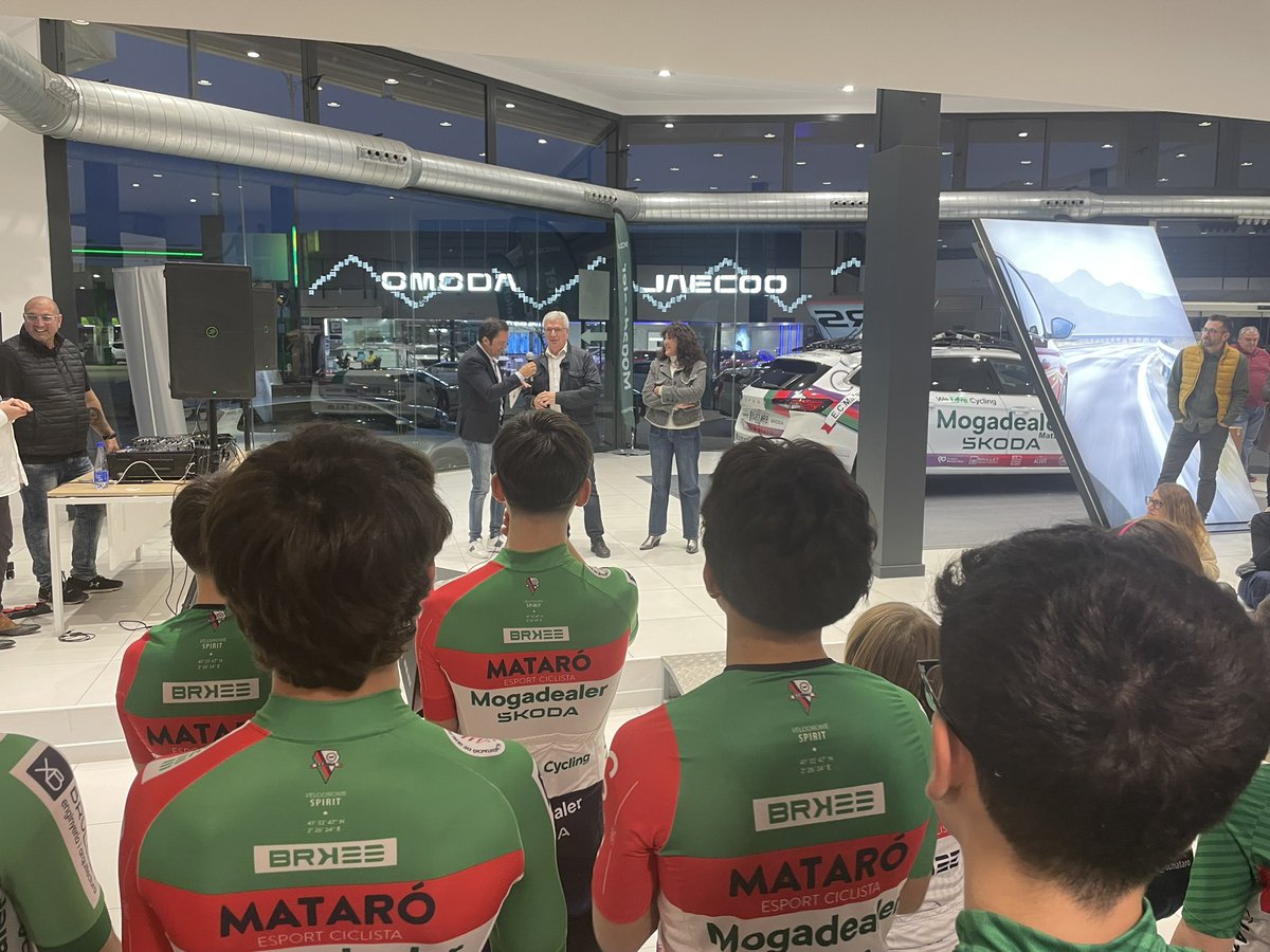esportmataro's tweet photo. La regidora @BeaDelgado20 assisteix a la presentació dels equips del @ecmataro que compta per primera vegada amb equip femení 🚴🏽‍♀️ https://t.co/mLb2b7S9PN