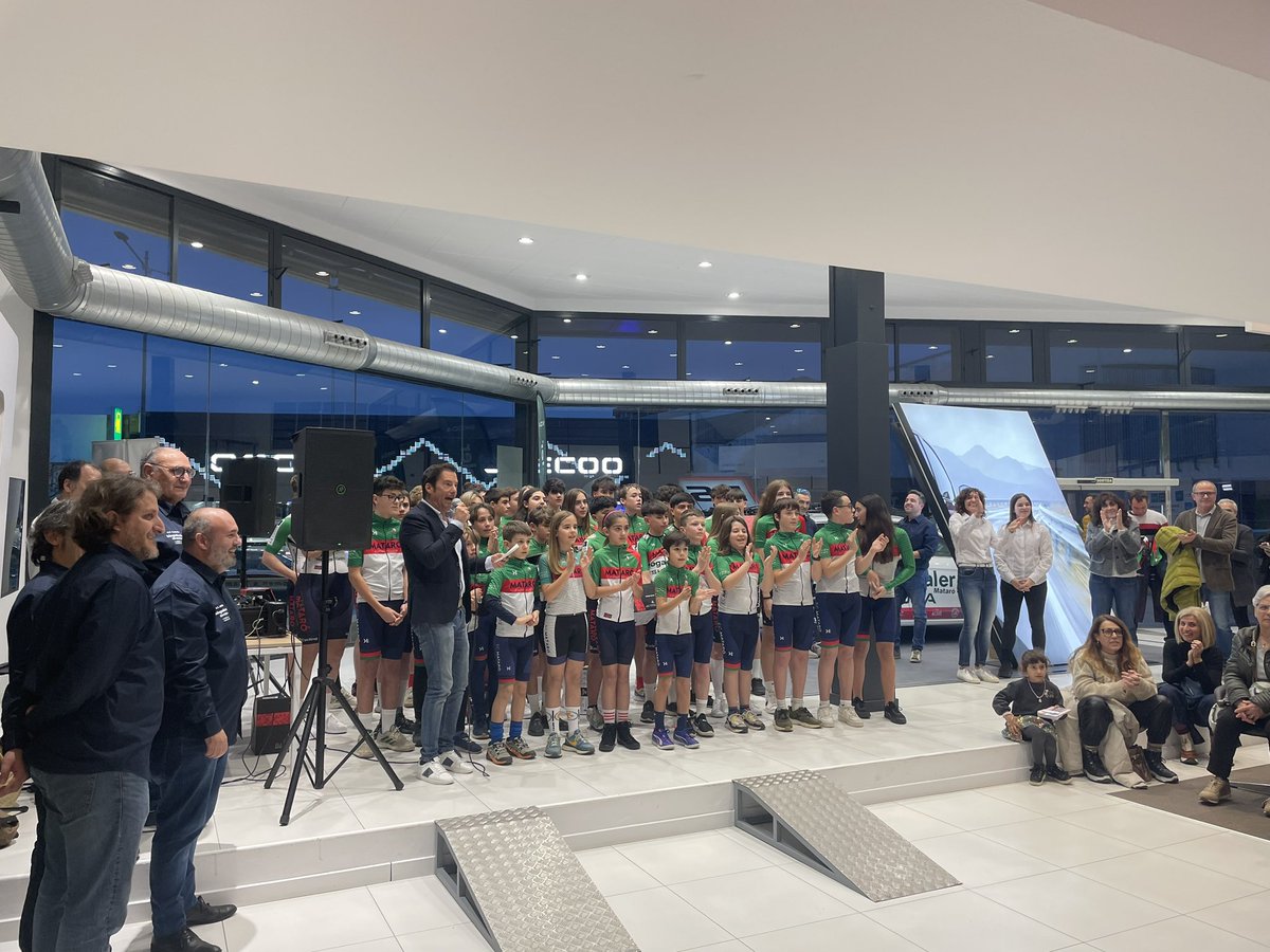 esportmataro's tweet photo. La regidora @BeaDelgado20 assisteix a la presentació dels equips del @ecmataro que compta per primera vegada amb equip femení 🚴🏽‍♀️ https://t.co/mLb2b7S9PN