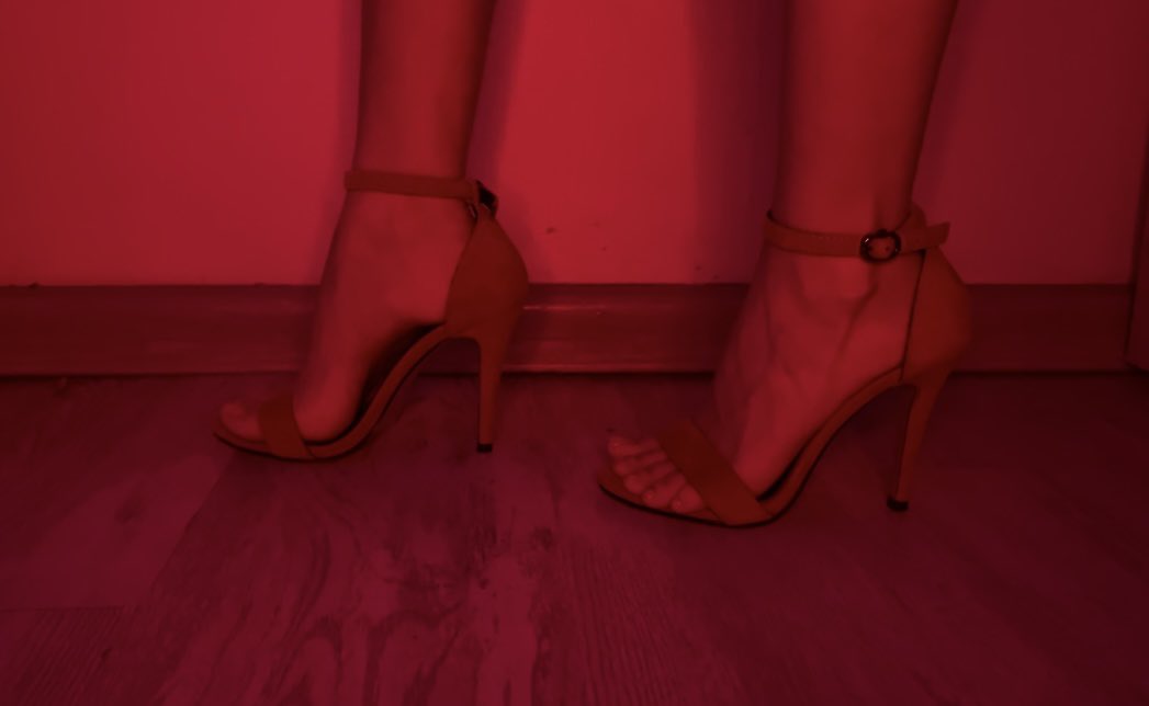 Yourlittleemmaa's tweet photo. Bare feet/slippers or heels?
what would you lie down under?
#foot #feet #footfetish #toes #soles #pedicure #wrinkles #smooth #findom #sexy #footlover #worship #loser #fyp #promotion #addiction #pervert #femdom #footlover #footperv #dog #slave https://t.co/uA7Ogn3rqR