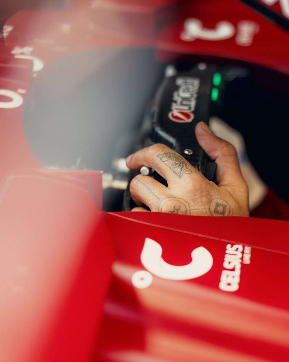 ScuderiaFerrari's tweet photo. First SF-25 garage pics did not disappoint 😎 https://t.co/GrhA66lFFh